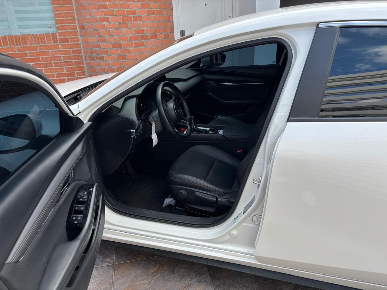 MAZDA 3 TOURING HÍBRIDO MODELO 2024 en alquiler en Bogotá, foto 3